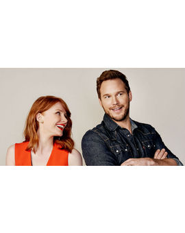 Bryce Dallas Howard y Chris Pratt homenajean una de las escenas mas famosas de Jurassic Park en este divertidisimo video + Adelanto 4 del trailer de Jurassic World El Reino Caido + 3 Vídeos con las entrevistas realizadas anoches a Bryce y Chris + Fotos