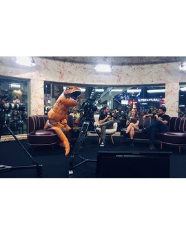 Bayona siendo entrevistado antes del trailer de Jurassic World El Reino Caido. Si, si, Bayona, el del disfraz