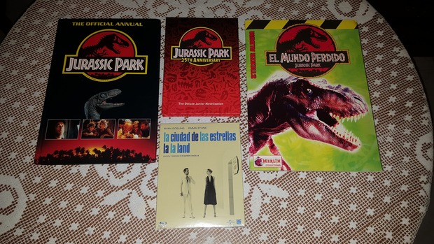 Jurassic Park The Official Annual + Jurassic Park 25Th Anniversary The Deluxe Junior Novelization + Álbum Cromos completo El Mundo Perdido (Jurassic Park) + La La Land: Mis Compras 19-02-2018