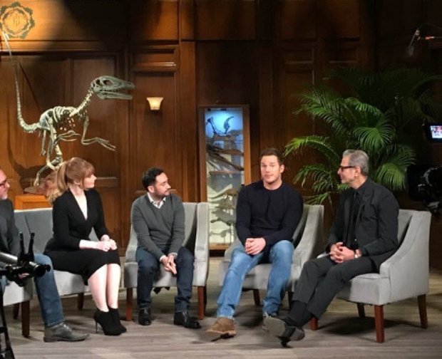 Comienzan las grabaciones de promoción de Jurassic World El Reino Caido con Jeff Goldblum, Bayona, Pratt y Bryce  + Imagen de dos de los sets donde ruedan entrevistas y material promocional