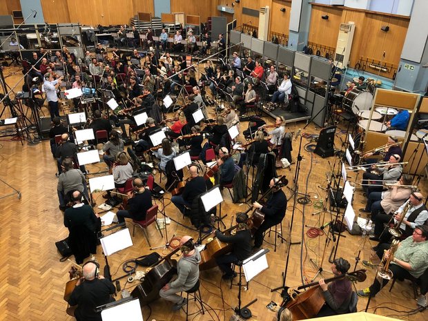Michael Giacchino grabando la BSO de Jurassic World El Reino Caido