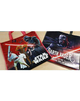 Por si a alguien le interesa comprando en Fnac cualquier edición de Star Wars Los Últimos Jedi regalan estas bolsas