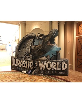 Banner publicitario en el cine de Jurassic World El Reino Caido