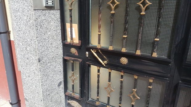 De los productores de un paquete en el toldo nos llegá ahora su versión light: Un paquete en la puerta del portal por la parte de afuera que da a la calle.