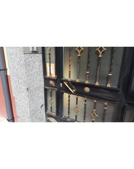 De los productores de un paquete en el toldo nos llegá ahora su versión light: Un paquete en la puerta del portal por la parte de afuera que da a la calle.