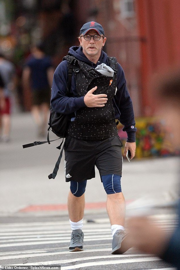 Critican la masculinidad de Daniel Craig por mostrar en público su vena de papá ejemplar