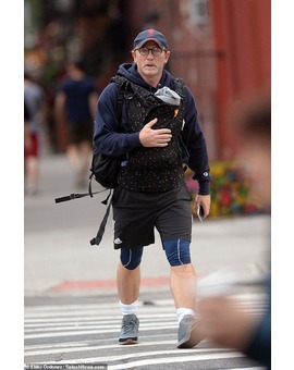 Critican la masculinidad de Daniel Craig por mostrar en público su vena de papá ejemplar