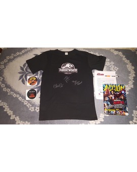 Mi Camiseta de Jurassic World Fallen Kingdom firmada por Bayona, Pratt y Bryce. Gracias a Accion