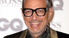 Jeff-goldblum-de-jurassic-park-convertido-en-influencer-de-moda-de-minifalda-para-hombres-c_s