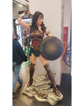 Figura de Wonder Woman a tamaño real en la Fnac de Callao