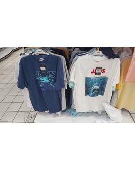 Camisetas de Tiburón en los Carrefours. Por si a alguien le interesan