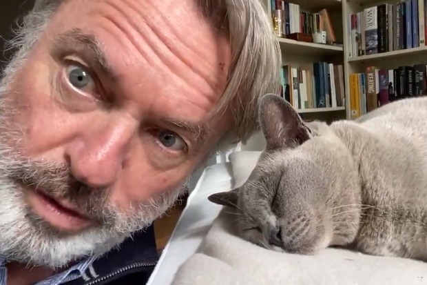 Sam Neill causa furor en las redes por sus vídeos para levantar el ánimo 