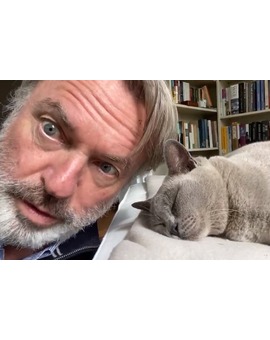 Sam Neill causa furor en las redes por sus vídeos para levantar el ánimo 