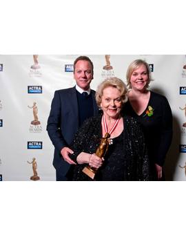 Fallece la actriz Shirley Douglas, madre de  Kiefer Sutherland