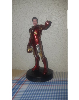 Acabo de dejar manco a Iron Man haciendo limpieza en la estantería. 