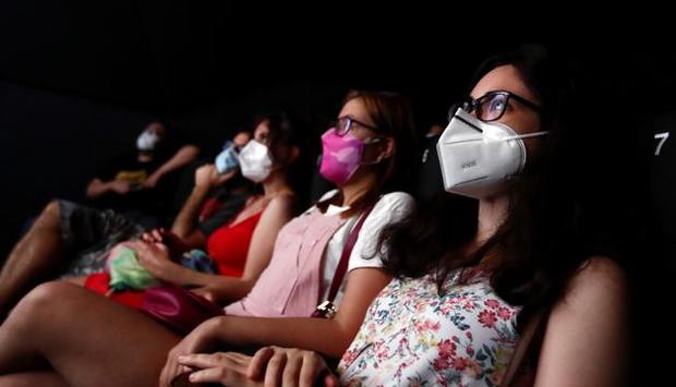 El cine lucha por sobrevivir y reabre con reposiciones, pero pierde un 95% de la taquilla