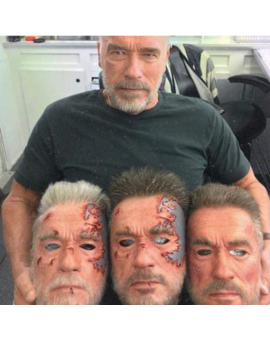 Arnold Schwarzenegger junto a las mascaras usadas en el rodaje de Terminator.