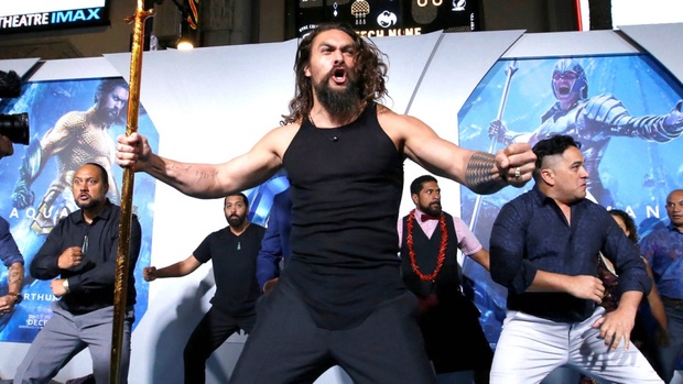 Jason Momoa si que sabe como promocionar bien una película xddd. (Premiere de Aquaman).