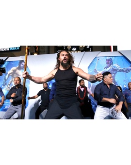Jason Momoa si que sabe como promocionar bien una película xddd. (Premiere de Aquaman).
