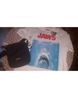 Más regalazos que me siguen llegando del cumple, camiseta Tiburón  entre ellos. Estos de mi hermana 