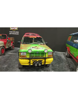 Exposición de coches de películas en el centro comercial Oasiz de Madrid