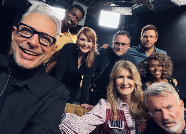 Nueva foto de Jurassic World Dominion con los protas y el director.