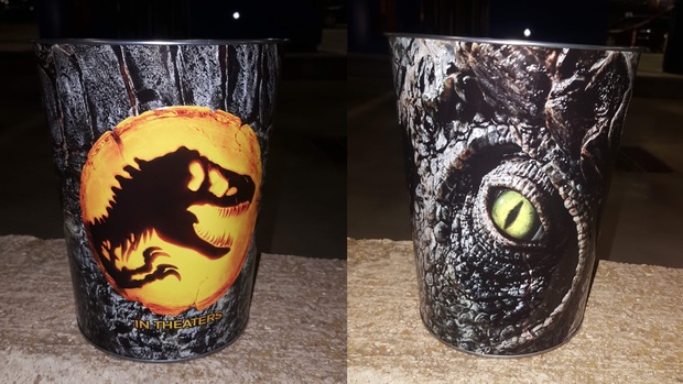 Cubo de palomitas metálico con relieves de Jurassic World Dominion. Mi Compra 03-06-2022.