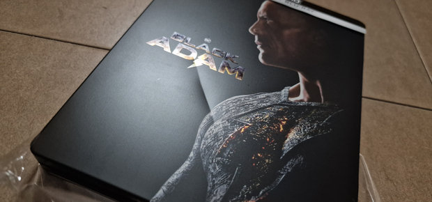 Devolución y reemplazo solicitado a Amazon. Black Adam edición limitada puñetazo The Rock.