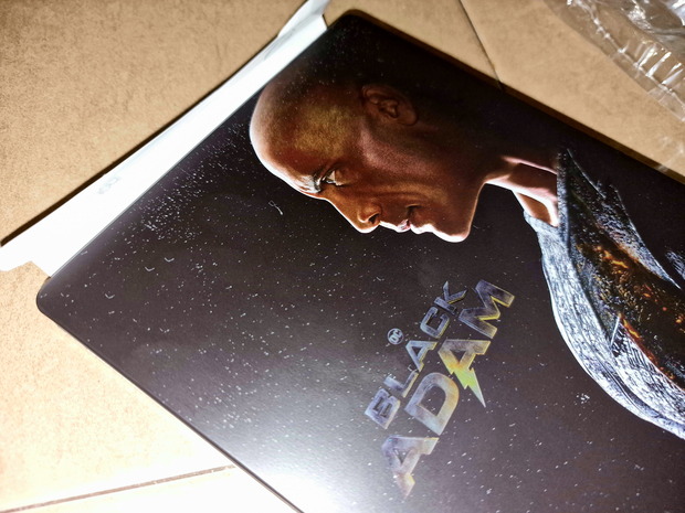 La primera abollada y la segunda se la han comido los pollitos a picotazos...  Black Adam Steelbook.