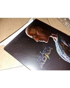 La primera abollada y la segunda se la han comido los pollitos a picotazos...  Black Adam Steelbook.