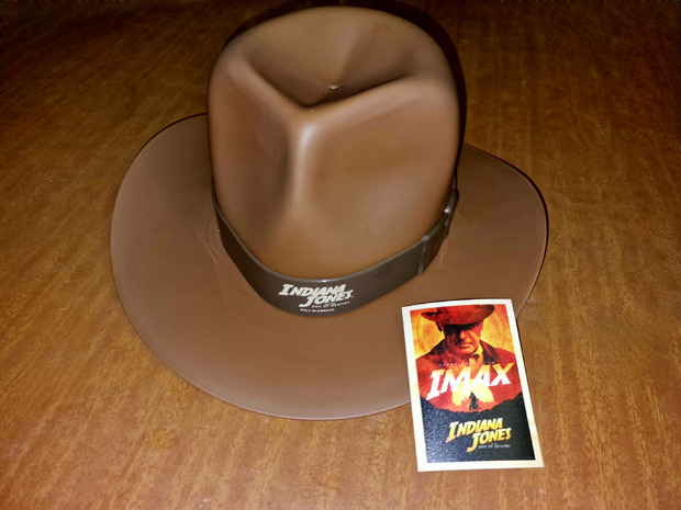 Sombrero cubo e imán de Indiana Jones y El Dial del Destino. ¡Gracias a Angel Jesus Martín Soto!