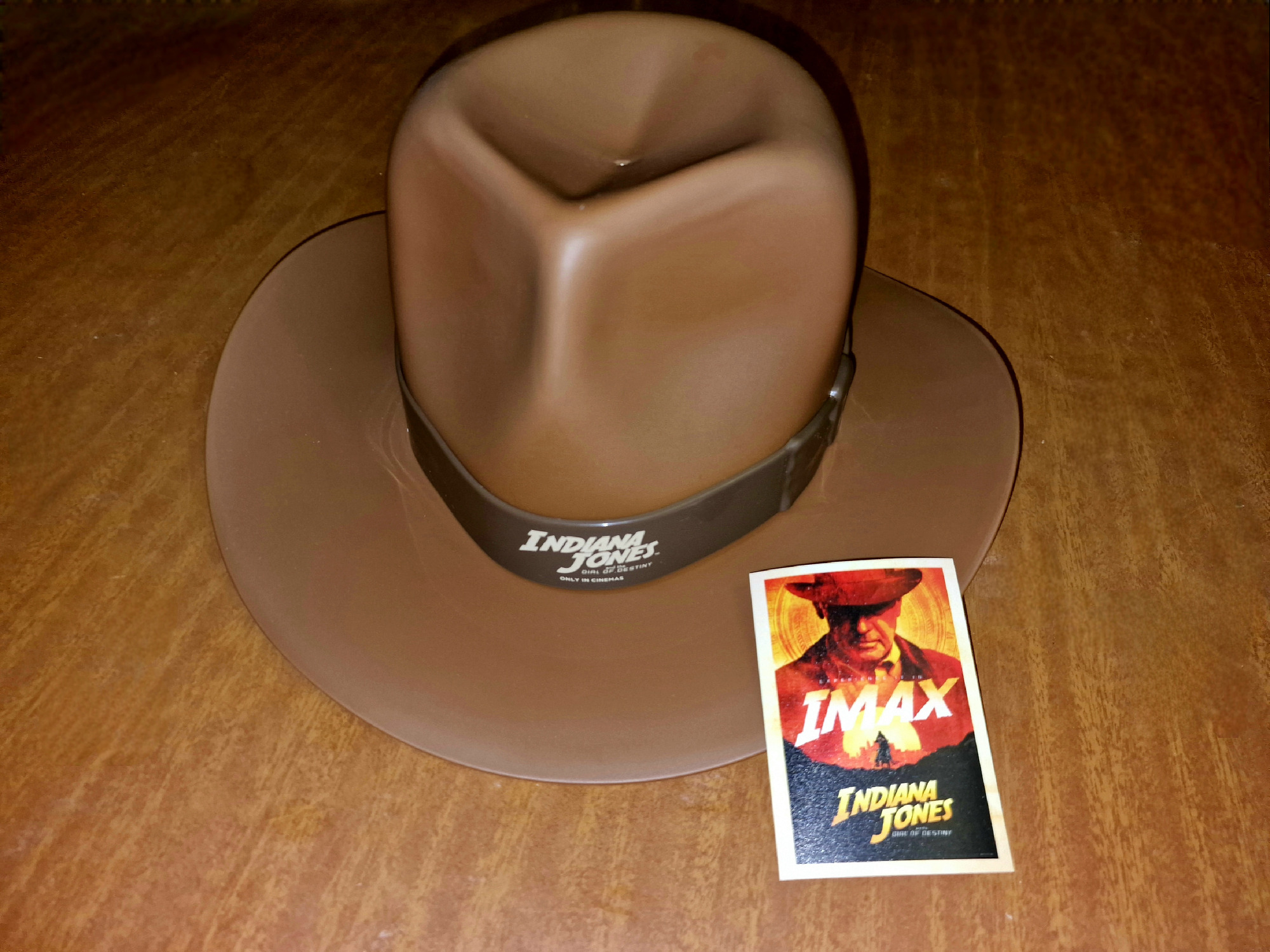 Sombrero cubo e imán de Indiana Jones y El Dial del Destino. ¡Gracias a  Angel Jesus Martín Soto!