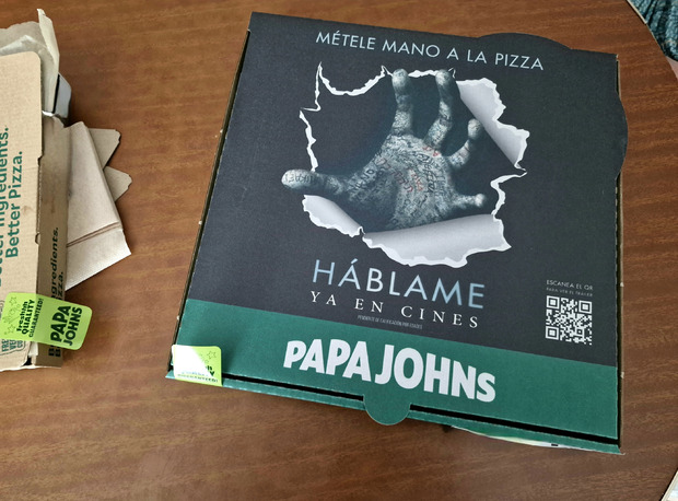 Original publicidad de Háblame en las cajas de Papa Johns.