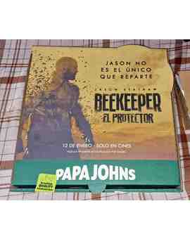 Original publicidad de Beekeeper El Protector en las cajas de Papa Johns.