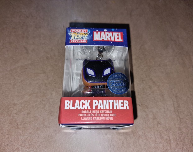 Regalazo del amigo de mubis SalteadorNeo. ¡Muchísimas gracias!. Black Panther llavero Funko.