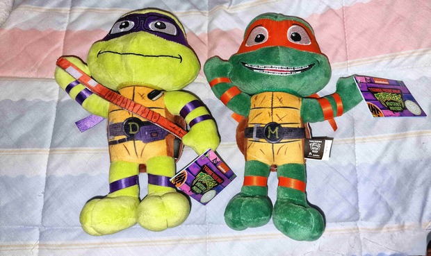 Donatello y Michelangelo. Peluches Tortugas Ninja Caos Mutante. Mi Compra 19-03-2024 