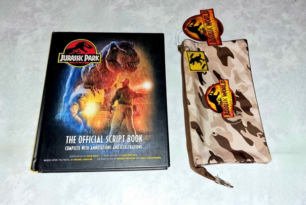 Jurassic Park: The Official Script Book + Estuche Jurassic World Dominion: Mis Compras 13-04-2024. 