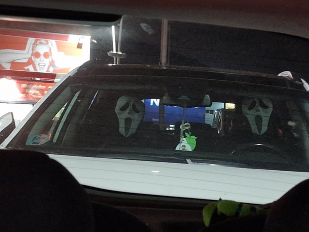 Humor: Voy a montar al coche y estos son los ocupantes del de detrás...