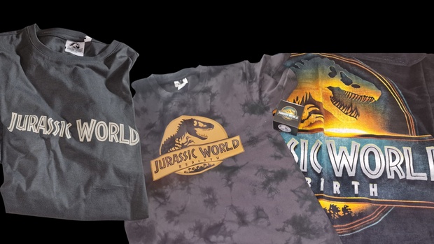 Camisetas, toalla de playa y cubitero de Jurassic World.