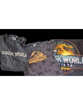 Camisetas, toalla de playa y cubitero de Jurassic World.