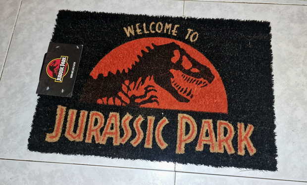 Bienvenidos a Jurassic Park. Felpudo. Mi Compra 13-09-2026.