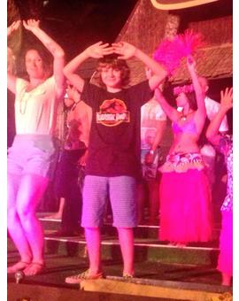 Bailar bailes típicos hawaiianos con una camiseta de "Jurassic Park" es muy BIEN. 