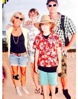 El actor @TYSIMPKINSactor se divierte con su familia en Hawaii entre rodaje y rodaje de #JurassicWorld 
