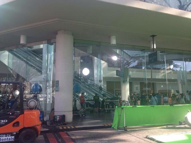 Nueva fotografia del rodaje en la que se puede observar el logo de Jurassic World y el mapa de la isla