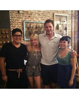 Jurassic world:  Chris Pratt  con su mujer Anna Farris, en un restaurante de Hawaii 