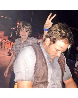 Chris Pratt y Ty Simpkins durante el rodaje de Jurassic World