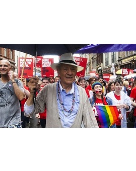 Ian McKellen en la marcha del Orgullo Gay