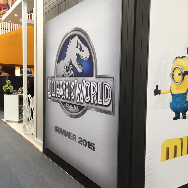 Banner de #JurassicWorld en la feria de licencias en  Europa 1/2