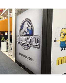 Banner de #JurassicWorld en la feria de licencias en  Europa 1/2