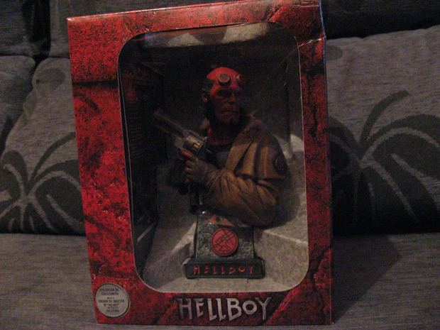 HELLBOY+ESTATUA